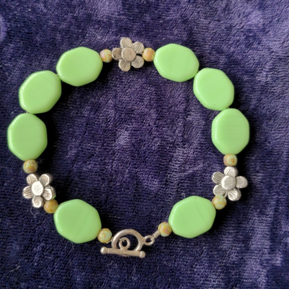 Vintage 925 sterling silver toggle bracelet with flowers and green artglass